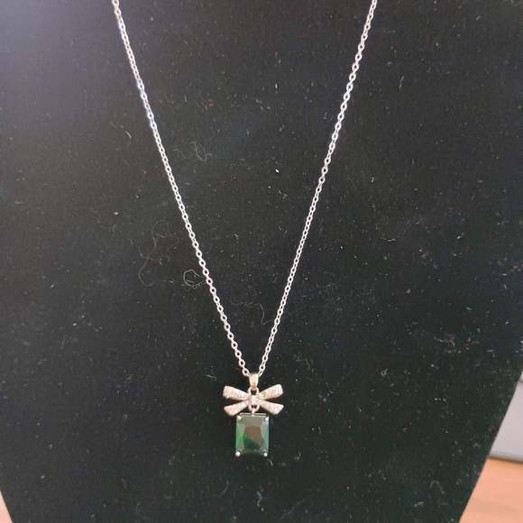 Elegant Silver Necklace with Green Gemstone - Picture 1 of 3